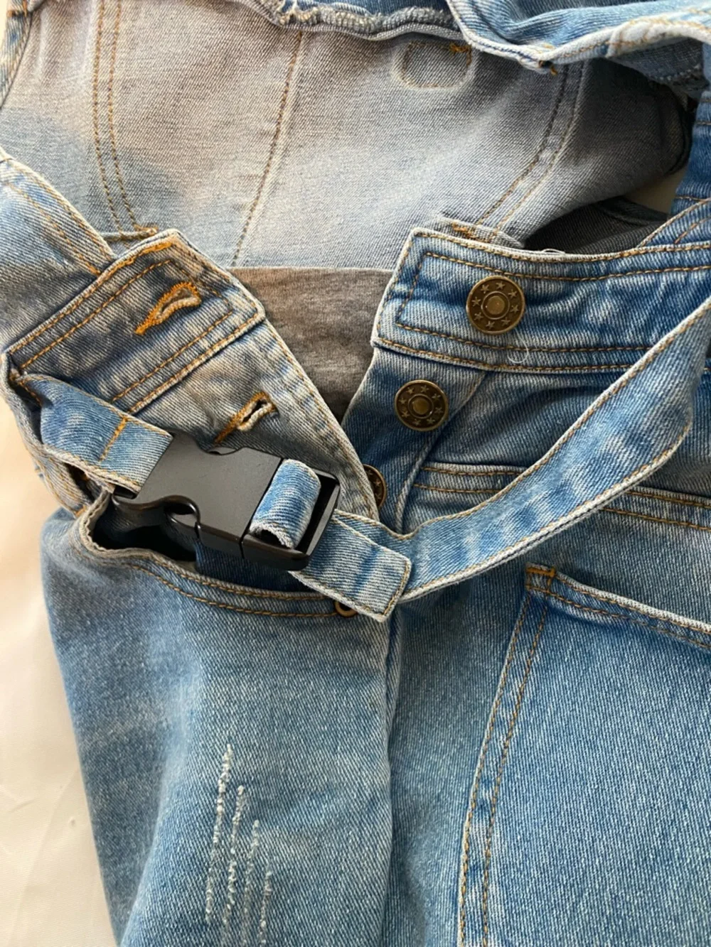 The Mumsie "Classic" light wash denim baby-carrier overalls - Picture 4 of 5